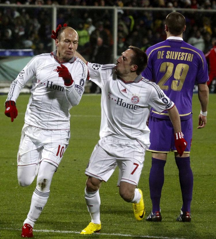 Våben. Arjen Robben (til venstre) og Franck Ribery er tyskernes håb i den vanskelige udekamp mod Manchester United. Den kulørte tyske presse har døbt duoen 'Robbery'. Arkivfoto. 