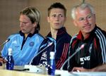 Sikre. Martin Jørgensen (i midten) er næsten sikker på at komme til VM - og meget skal gå galt, hvis ikke Christian Poulsen (til venstre) også er blandt de 23 navne landstræneren præsenterer 10. maj. Arkivfoto. 