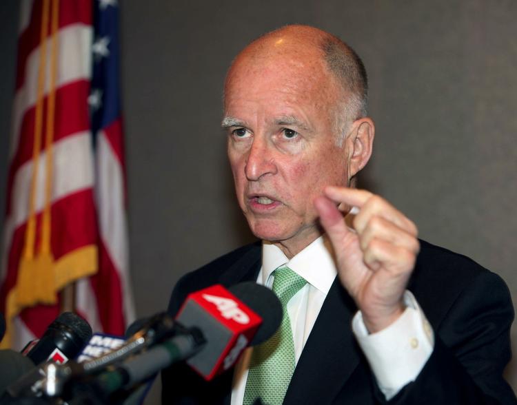 Misbrug. Californiens statsadvokat Jerry Brown afslørede på et pressemøde, at skuespilleren Corey Haim benyttede sig af et alias, når han skaffede receptpligtig medicin hos flere læger. 