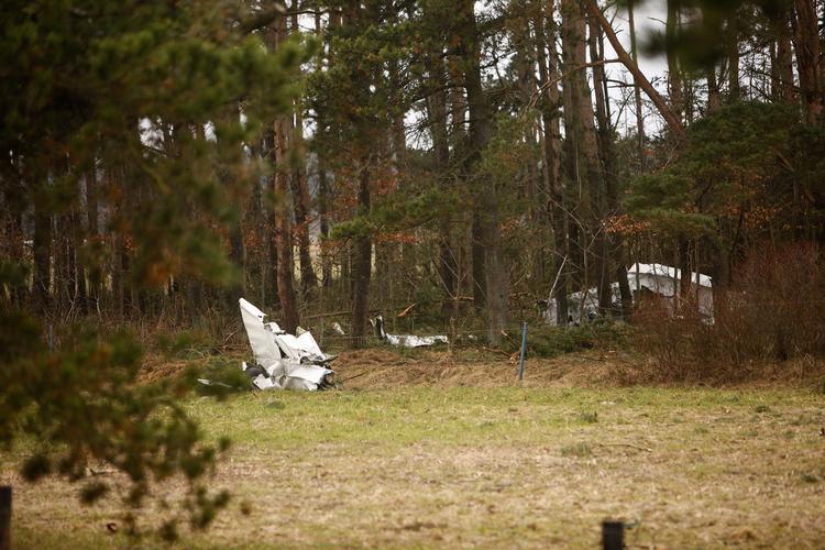 Styrt. Tre er dræbt og en hårdt kvæstet efter flyulykken syd for Sæby. 