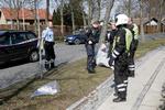 Anholdt. Allerød Nyt fangede dette billede af en af anholdelserne. Den anholdte sidder op af et træ. 
