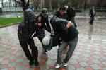 Uroligheder. En såret mand bæres væk fra urolighederne i Bishkek. 