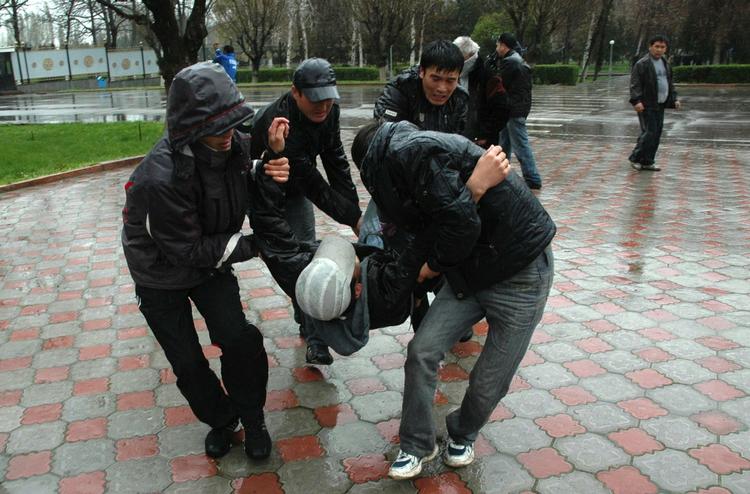 Uroligheder. En såret mand bæres væk fra urolighederne i Bishkek. 
