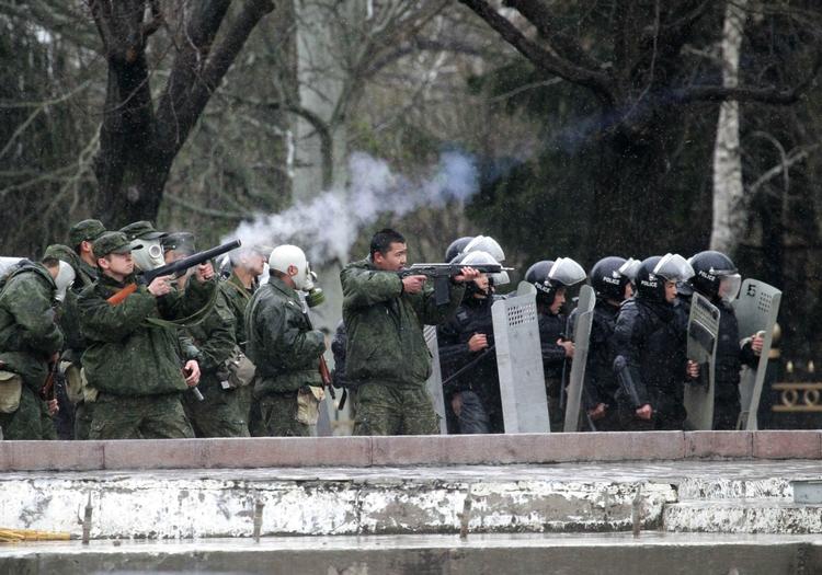 Ild. Politiet åbner ild mod regeringsfjendtlige demonstranter i Kirgisistans hovedstad Bisjkek. 