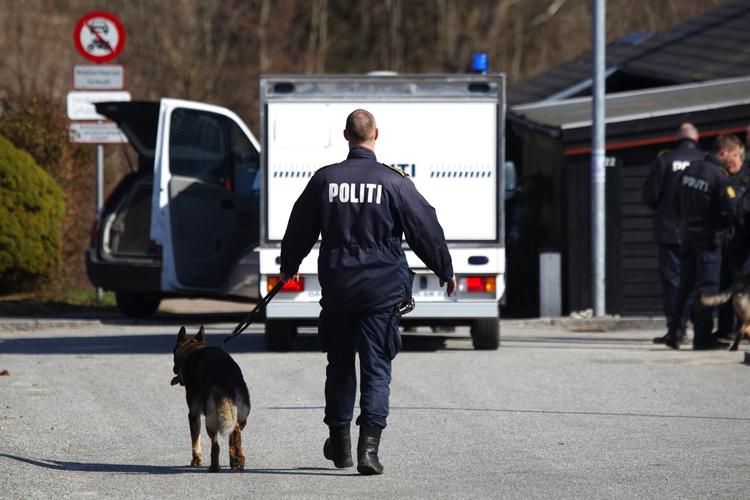 Sandholm. Det var angiveligt kampe mellem to forskellige grupper i Sandholm-lejren, som udløste masseslagsmål hvor en blev dræbt. 