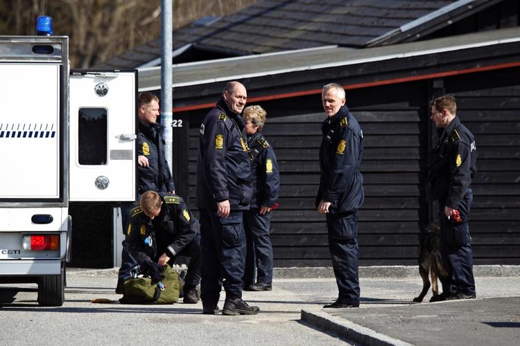Udrykning. Politiet troppede talstærkt op til det masseslagsmål i Sandholmlejren, som ifølge Røde Kors skyldes pladsmangel. 