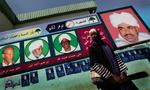 Forhåndsvalg. Oppositionen  i Darfur-regionen har på forhånd boykottet valget, og derfor vil siddende præsident, Omar al-Bashir (på plakaten til højre for kvinden) stille op uden modkandidat. 