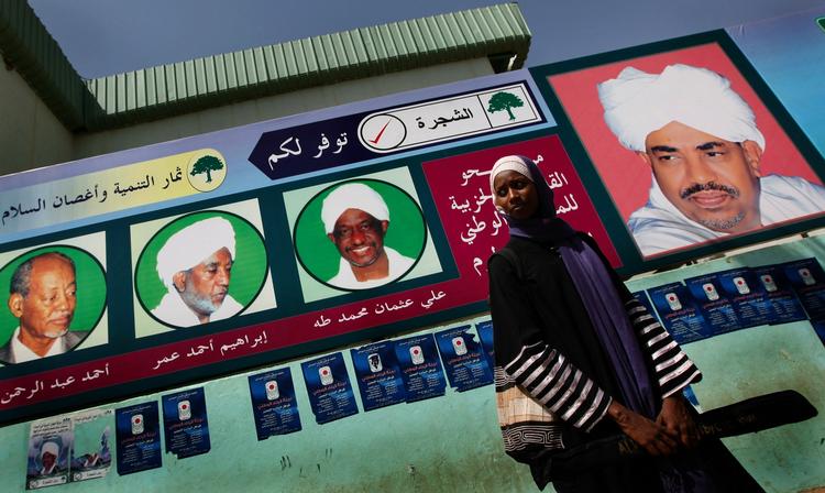 Forhåndsvalg. Oppositionen  i Darfur-regionen har på forhånd boykottet valget, og derfor vil siddende præsident, Omar al-Bashir (på plakaten til højre for kvinden) stille op uden modkandidat. 