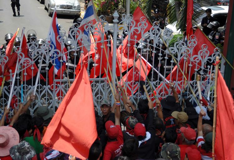 Protest. I går indførte Thailands præsident undtagelsestilstand i Bangkok. I dag lukkede han en regeringskritisk tv-station. Arkivfoto. 