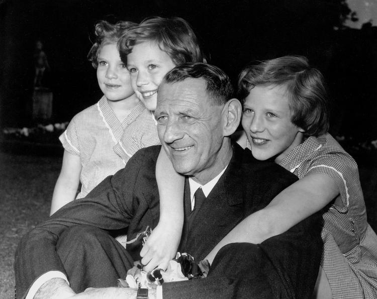 Kong Frederik med døtre i Fredensborg Slotspark i anledning af prinsesse Margrethes udnævnelse til tronfølger. 