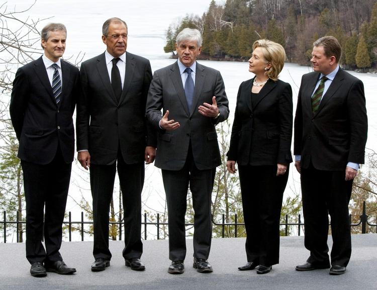 Topmøde. Deltagerne ved det arktiske topmøde i Canada 29. marts. Fra venstre ses Norges udenrigsminister, Jonas Store, Ruslands udenrigsminister, Sergey  Lavrov, Canadas ditto, Lawrence Cannon, og USA's udenrigsminister, Hillary Clinton. Danmark sendte justitsminister Lars Barfoed (th.), da Lene Espersen valgte at holde ferie. 