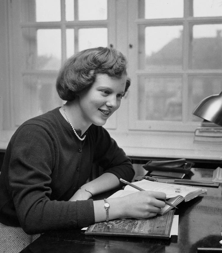 Prinsesse Margrethe fylder 18 år og bliver fotograferet i hendes lejlighed på Amalienborg. 
