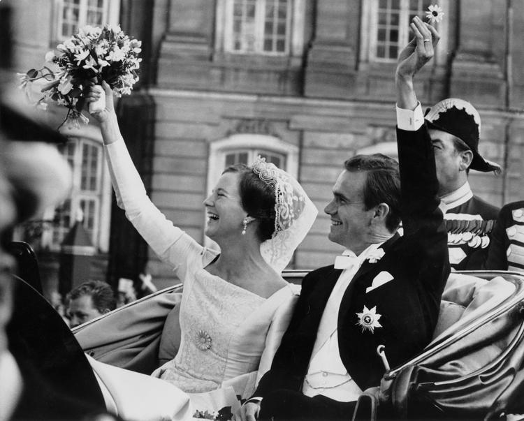 Prinsesse Margrethe og Prins Henrik på Amalienborg Slotsplads efter brylluppet 10. juni 1967. 