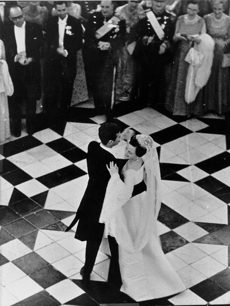 Prinsesse Margrethe og Prins Henrik danser brudevals på Fredensborg Slot. 