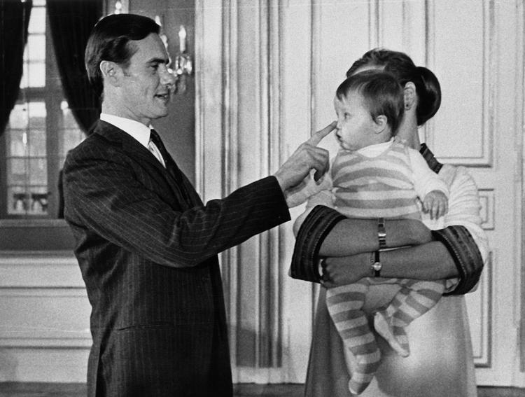 Prins Henrik med Kronprinsesse Margrethe og Prins Frederik på Amalienborg 1968. 