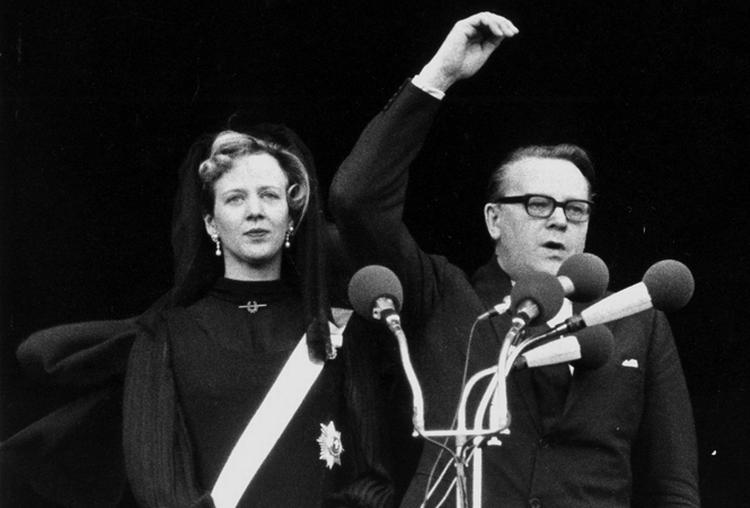 Statsminister Jens Otto Krag udråber den nye dronning - Margrethe II, efter Frederik IX's død januar 1972. 