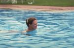 Dronning Margrethe bader i hotellets pool under et officielt besøg i Australien. 