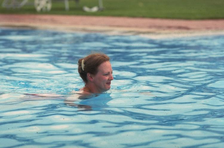 Dronning Margrethe bader i hotellets pool under et officielt besøg i Australien. 