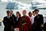 Kronprins Frederik, kronprinsesse Mary, dronning Margrethe og prins Henrik går i land i Spraglebugten lidt uden for Uummannaq under et besøg på Grønland i 2004. 