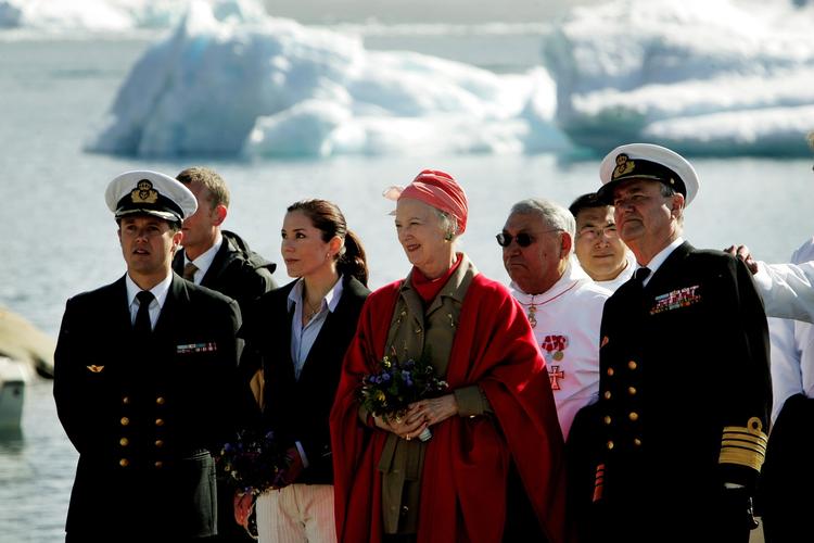 Kronprins Frederik, kronprinsesse Mary, dronning Margrethe og prins Henrik går i land i Spraglebugten lidt uden for Uummannaq under et besøg på Grønland i 2004. 