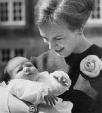 Dronning Margrethe præsenterer den nyfødte Kronprins Frederik. 