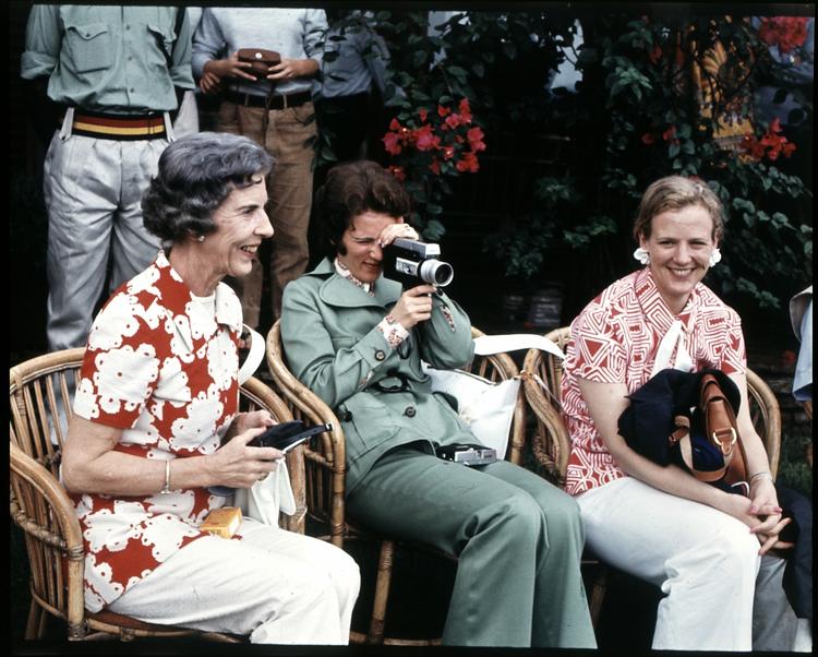 I 1970 kunne Dronning Ingrid fejrede sin 60 års fødselsdag med hele familien i Kenya. Her Droningen sammen med prinsesserne Anne-Marie og Margrethe 