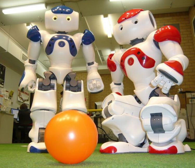 Den lille halv meter høje selskabsrobot NAO er blandt attraktionerne, når Experimentarium i morgen åbner for Robotfestival 2010. NAO kan f.eks. danse, tale og spille fodbold som her. Prisen for NAO er "beskedne" 80.000 kroner 