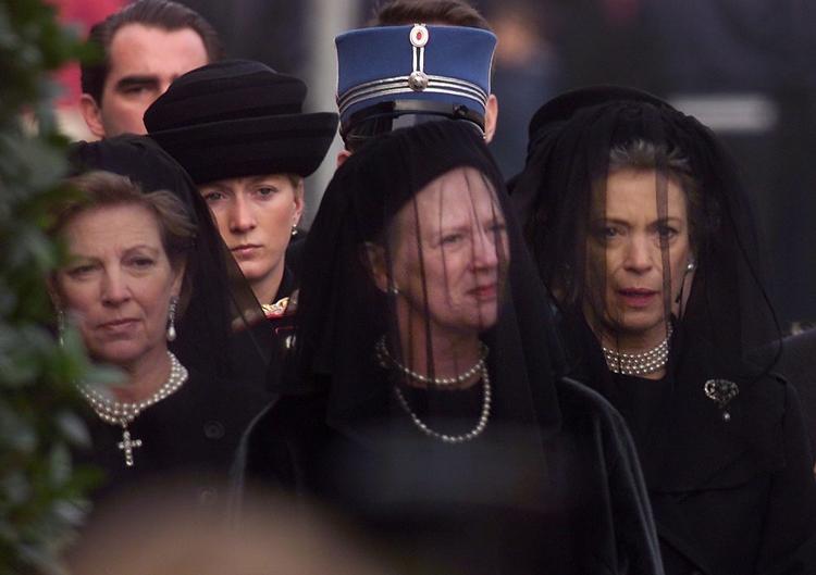 De tre søstre eks-dronning Anne Marie, dronning Margrethe og prinsesse Benedikte følger deres mors båre gennem København i 2001. 
