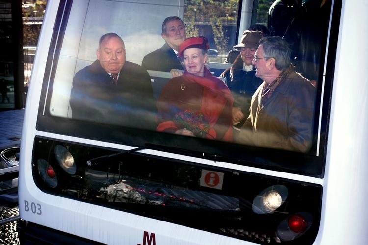 Dronning Margrethe på vej fra Ørestaden til Kongens Nytorv station med det første metro-tog. 