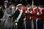 Kong Carl Gustav og Dronning Margrethe inspicerer den kongelige livgarde på Toldboden i 2007. 