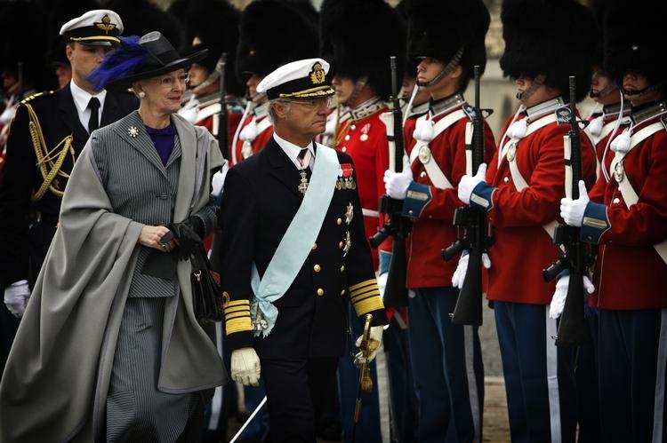 Kong Carl Gustav og Dronning Margrethe inspicerer den kongelige livgarde på Toldboden i 2007. 