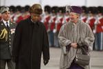 Nelson Mandela ankommer til Københavns lufthavn og bliver modtaget af dronning Margrethe i 1999. 