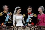Kronprinsesse Mary og kronprins Frederik lod sig hylde fra balkonen på Amalienborg Slot efter vielsen i Vor Frue Kirke. 
