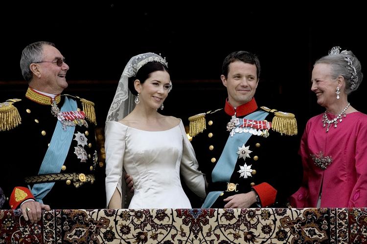 Kronprinsesse Mary og kronprins Frederik lod sig hylde fra balkonen på Amalienborg Slot efter vielsen i Vor Frue Kirke. 