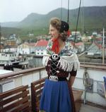 Kronrinsesse Margrethe på besøg på Færøerne i 1963 og om bord på kongeskibet Dannebrog i færøsk nationaldragt. 