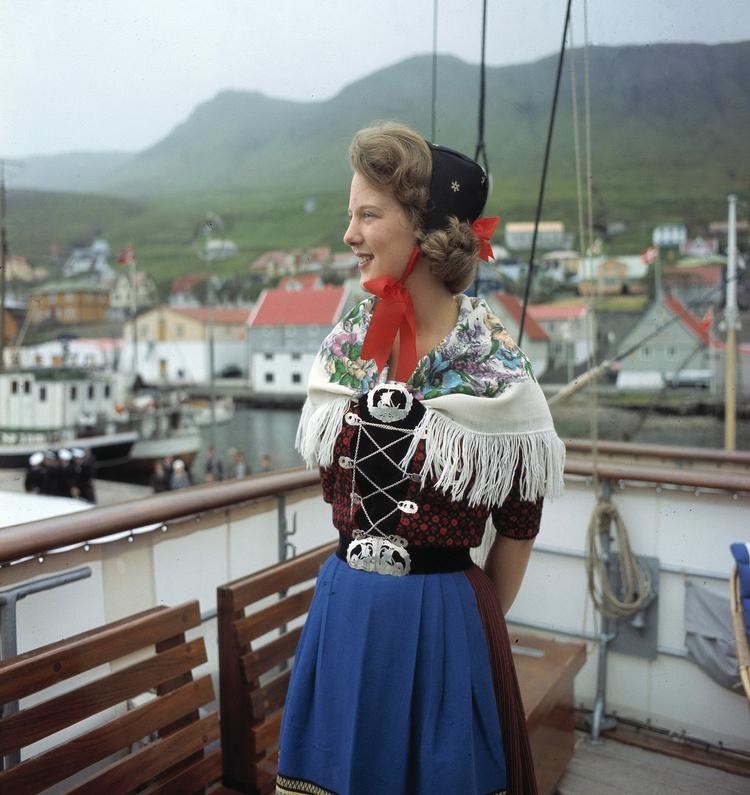 Kronrinsesse Margrethe på besøg på Færøerne i 1963 og om bord på kongeskibet Dannebrog i færøsk nationaldragt. 