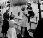 Dronning Ingrid og prinsesserne Anne Marie (skjult), Benedikte og Margrethe modtager Kong Frederik efter hjemkomst fra Grønland med  kongeskibet Dannebrog. 