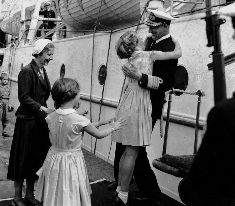 Dronning Ingrid og prinsesserne Anne Marie (skjult), Benedikte og Margrethe modtager Kong Frederik efter hjemkomst fra Grønland med  kongeskibet Dannebrog. 