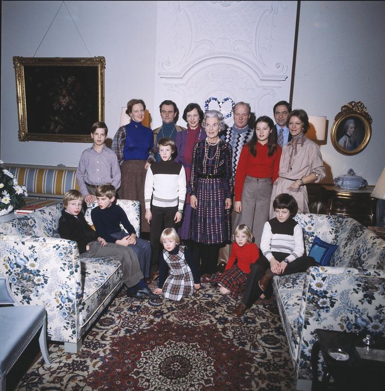 24. december 1978. Dronning Ingrid holder jul på Fredensborg slot for børn, svigerbørn og børnebørn. Fra v. i sofa Prins Gustav og prins Nicolaus, på gulvet prinsesse Nathalie   og Prinsesse Alexandra, i sofa kronprins Frederik. Stående fra v. kronprins Pavlos, dronning Margrethe, prins Joachim med prins Henrik bag sig, prinsesse benedikte, dronning Ingrid, prins Richard, prinsesse Alexia, ex-kong Konstantin, ex-dronning Anne Marie. 