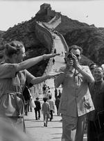 Klar til optagelse. Dronning Margrethe og prins Henrik er turister på Den Store Mur under efterårets Kinarejse i 1979. 