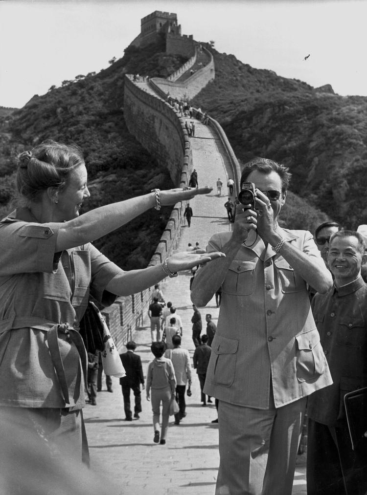 Klar til optagelse. Dronning Margrethe og prins Henrik er turister på Den Store Mur under efterårets Kinarejse i 1979. 