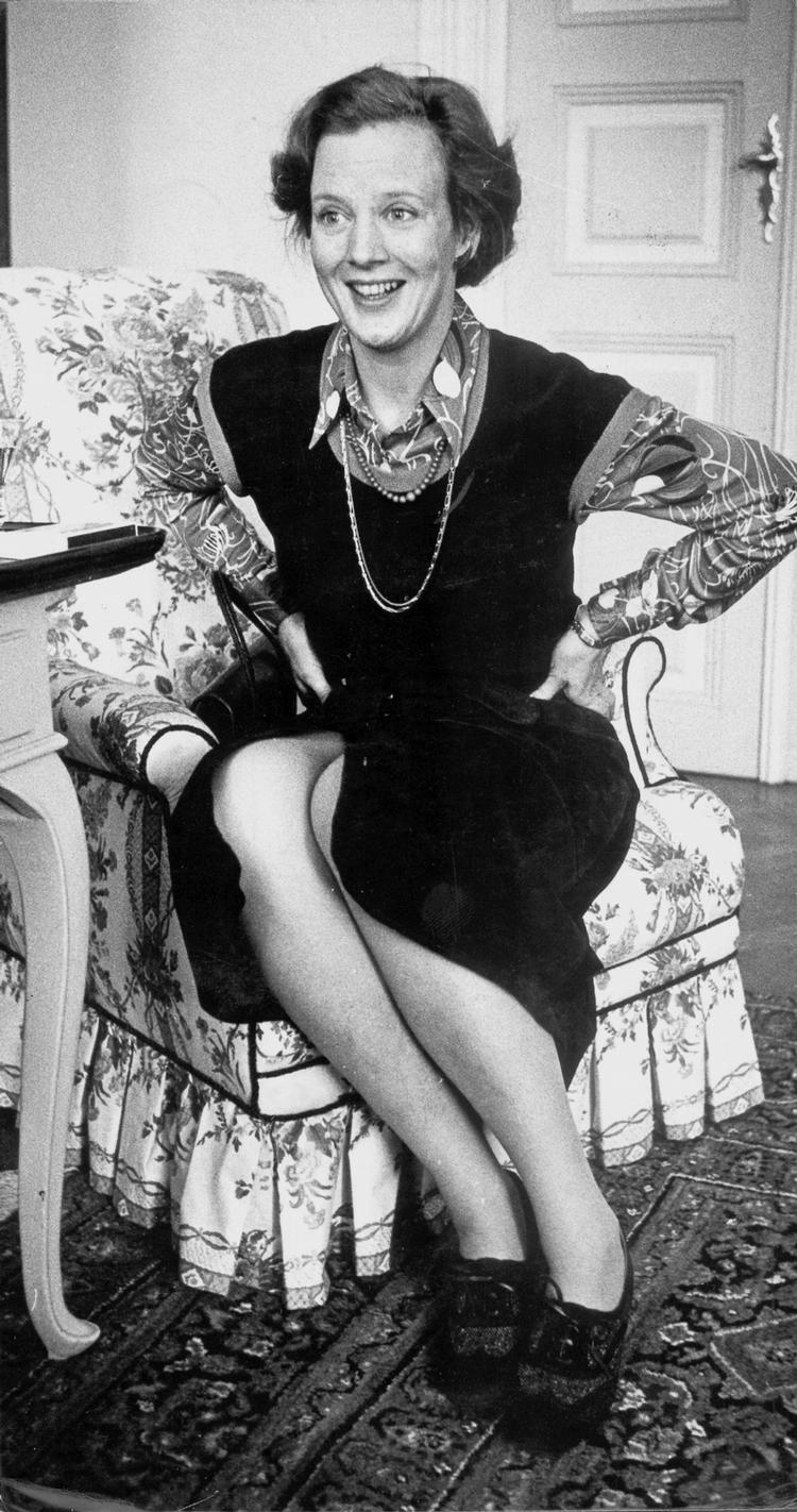 For første gang åbner dronningen sit hjem og sit sind for en journalist. Det er Politikens Ninka, der får Margrethe til at sidde på spring i 1976. 