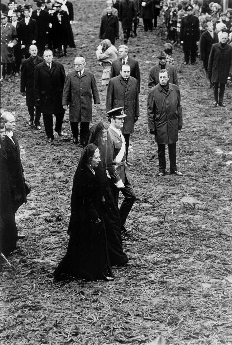 Kong Frederik d. IX dør i januar 1972. Dronning Ingrid, dronning Margrethe og prinsen følger kongens båre fra banegården i Roskilde til domkirken. 