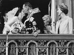 Kong Frederik IX kysser sin datter, prinsesse Margrethe, på Amalienborgs balkon efter brylluppet med Prins Henrik. 