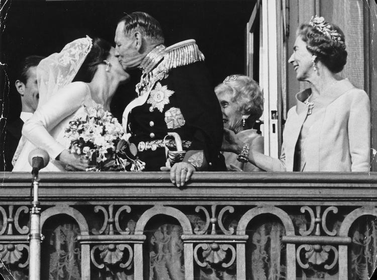 Kong Frederik IX kysser sin datter, prinsesse Margrethe, på Amalienborgs balkon efter brylluppet med Prins Henrik. 