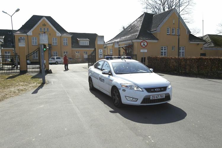 SLAGSMÅL. En politibil forlader Sandholmlejren efter, at der i går udbrød slagsmål inde i lejren. Slagsmålet endte med at koste en afghansk asylansøger livet. 