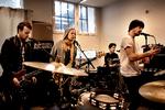 I starten var der  ingen i The Floor  is Made of Lava, der havde erfaring med at lave musik. Så de besluttede bare at mødes tre gange om ugen for at øve. På den måde opdagede de, at de faktisk godt kunne lave numre, der  fungerede. Og så gik det hurtigt.  Foto: Astrid Dalum 