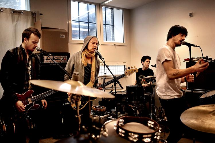I starten var der  ingen i The Floor  is Made of Lava, der havde erfaring med at lave musik. Så de besluttede bare at mødes tre gange om ugen for at øve. På den måde opdagede de, at de faktisk godt kunne lave numre, der  fungerede. Og så gik det hurtigt.  Foto: Astrid Dalum 