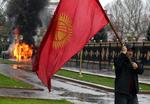 OPRØR. Demonstrant med det kirgisiske flag under kampene i hovedstaden Bishkek i går. De sendte præsidenten på flugt og har nu bragt oppositionen til magten i et forsøg på at standse korruotionen i landet. 