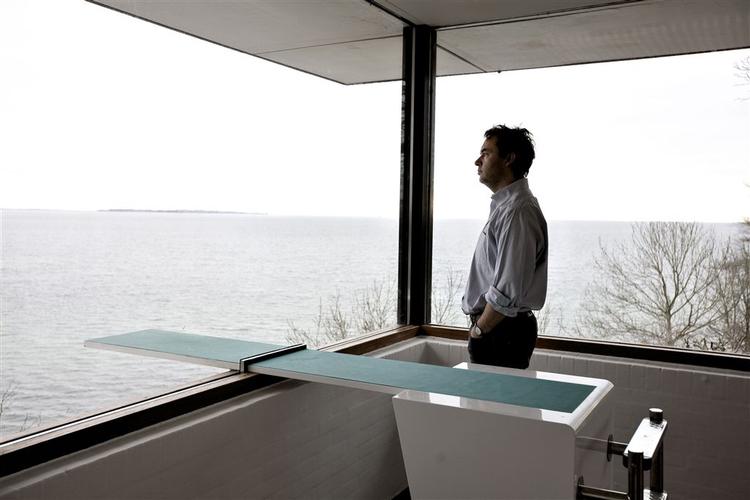 Louisana-direktør Poul Erik Tøjner, der her ser ud over Øresund, roser den nye chef på Statens Museum for Kunst, Karsten Ohrt. De to museer er gået sammen om markedsføring af to surrealistiske udstillinger. 